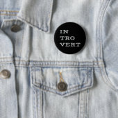 Badge Rond 5 Cm Bouton Introvert gris (En situation)