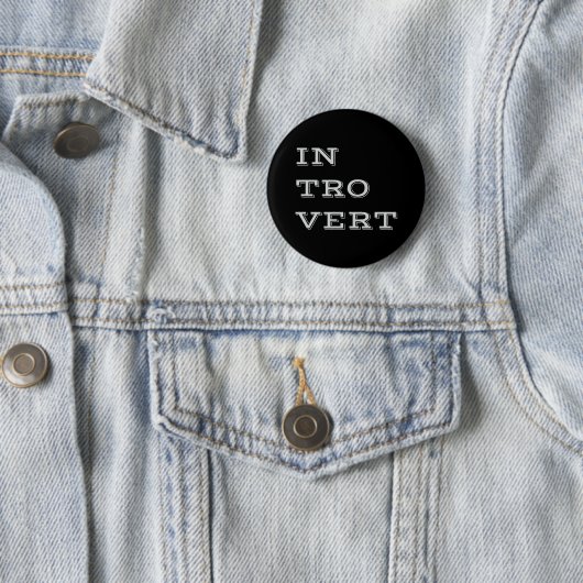 Badge Rond 5 Cm Bouton Introvert gris (En situation)