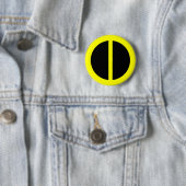 Badge Rond 5 Cm Bouton jaune d'égalité (En situation)