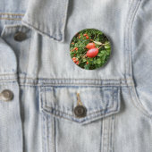 Badge Rond 5 Cm Bouton Juicy Red Rose Hips (En situation)