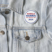 Badge Rond 5 Cm Bouton Kamala Harris 2024 (En situation)