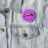 Badge Rond 5 Cm Bouton Lèvres roses (En situation)