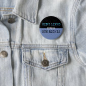 Badge Rond 5 Cm Bouton "Lives over Gun Rights" de l'enfant (En situation)