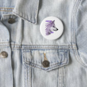 Badge Rond 5 Cm Bouton Loup Violet pour toujours libre (En situation)