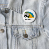 Badge Rond 5 Cm Bouton Macaw Be Bold (En situation)