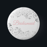 Badge Rond 5 Cm Bouton mariage de la servante rose et gris<br><div class="desc">Identifiez les joueurs clés de votre douche nuptiale, dîner mariage ou de répétition avec nos élégants boutons rose et gris. Conçu pour se coordonner avec notre suite de mariage rose et gris élégant, ce bouton présente une fausse feuille argentée fleurissant sur un arrière - plan blanc avec texte rose lisant...</div>