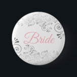 Badge Rond 5 Cm Bouton mariage de mariée rose et gris<br><div class="desc">Identifiez les joueurs clés de votre douche nuptiale, dîner mariage ou de répétition avec nos élégants boutons rose et gris. Conçu pour se coordonner avec notre suite de mariage rose et gris élégant, ce bouton présente une fausse feuille argentée fleurissant sur un arrière - plan blanc avec lecture de texte...</div>