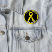 Badge Rond 5 Cm Bouton noir pour guerrier de l'endométriose (En situation)