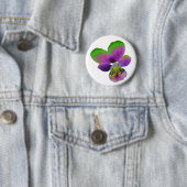 Badge Rond 5 Cm Bouton Pansy violet et vert (En situation)