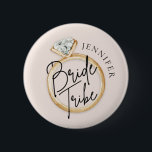 Badge Rond 5 Cm Bouton personnalisé de la tribu des mariées modern<br><div class="desc">Ajoutez une touche d'élégance à votre douche nuptiale avec ces faveurs de la Mariée moderne pour être fêté. Dotés d'une simple bague fiançailles en or,  ces beaux boutons ajouteront une touche de finition parfaite à votre célébration spéciale. Objets correspondants dans notre magasin Cava Party Design.</div>