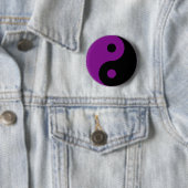 Badge Rond 5 Cm Bouton pourpre de symbole de Yin Yang (En situation)