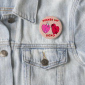 Badge Rond 5 Cm Bouton Pucker Up Valentine Hearts (En situation)