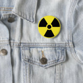 Badge Rond 5 Cm Bouton radioactif de symbole (En situation)