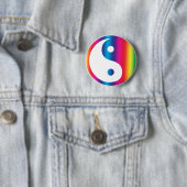 Badge Rond 5 Cm Bouton Rainbow Yin Yang (En situation)