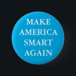 BADGE ROND 5 CM BOUTON "RENDRE L'AMÉRIQUE INTELLIGENTE"<br><div class="desc">"RENDEZ L'AMÉRIQUE INTELLIGENTE" Bouton parodique du slogan de Trump.</div>