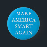 BADGE ROND 5 CM BOUTON "RENDRE L'AMÉRIQUE INTELLIGENTE"<br><div class="desc">"RENDEZ L'AMÉRIQUE INTELLIGENTE" Bouton parodique du slogan de Trump.</div>