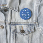 BADGE ROND 5 CM BOUTON "RENDRE LE RACISME MAUVAIS" (En situation)