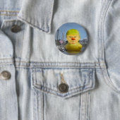 Badge Rond 5 Cm Bouton rond de canard jaune Donald Trump en caoutc (En situation)