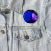 Badge Rond 5 Cm Bouton Roses bleu violet - Personnalisable (En situation)