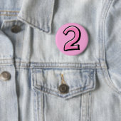 Badge Rond 5 Cm Bouton Silly Numbers 2 rose (En situation)