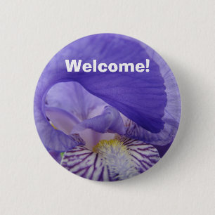 Badge Rond 5 Cm BOUTONS Fleurs d'Iris Violet BIENVENUE !