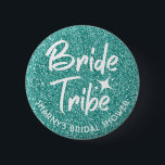 Badge Rond 5 Cm Bride Tribe Fête des mariées Pin Turquoise<br><div class="desc">Epingle brillante avec la Tribe de Mariée lettering pour la douche nuptiale ou la fête de Bachelorette sera belle avec n'importe quelle tenue. La broche peut être personnalisée avec le nom de la Mariée ou tout autre détail. Différentes options de couleur sont disponibles. Épingle de coloration et de style similaires...</div>