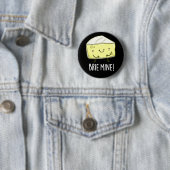 Badge Rond 5 Cm Brie Mine Funny Cheese Pun Dark BG (En situation)