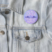 Badge Rond 5 Cm Broche de chirurgie violette trans-pride (En situation)