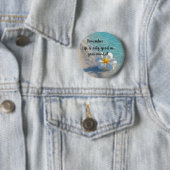 Badge Rond 5 Cm Broche fleur blanche avec un thème de plage (En situation)