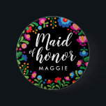 Badge Rond 5 Cm Broderie Mexicaine Demoiselle d'Honneur Nom<br><div class="desc">Parfait pour les enterrements de vie de jeune fille et les répétitions de mariage, ce chic bouton noir présente une couronne de fleurs et de feuillage inspirée par la broderie colorée des artisans mexicains autochtones et un texte facile à personnaliser avec le nom de votre demoiselle d'honneur. Parfait pour un...</div>