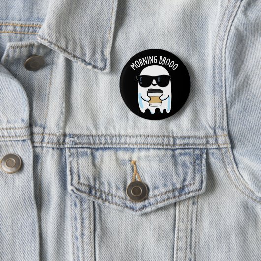Badge Rond 5 Cm Broo Matin Funny Ghost Coffee Pun Dark BG (En situation)