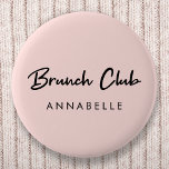 Badge Rond 5 Cm Brunch Club | Nom rose moderne manuscrit<br><div class="desc">Simple et élégant "Brunch Club" devis personnalisé design d'art dans la typographie manuscrite minimaliste moderne et un champ de nom personnalisé pour ajouter votre nom ou les noms de vos amis brunch comme un joli set ou un cadeau assorti! On dit que le brunch est né en Angleterre à la...</div>
