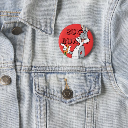 Badge Rond 5 Cm BUGS BUNNY™ With Carrot (En situation)