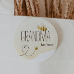Badge Rond 5 Cm Bumblebee doux Baby shower grand-mère à bee bouton<br><div class="desc">Présentant notre grand-mère baby shower bourdon à bee bouton, parfait pour une célébration délicieuse et sans sexe! Ce design joyeux présente un thème de bourdon adorable avec des sentiers de coeur doux, créant une scène d'aquarelle fantaisiste d'inspiration boho idéale pour accueillir un petit garçon ou une petite fille de manière...</div>