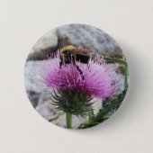 Badge Rond 5 Cm Bumblebee récoltant une fleur de chardon pourpre (Devant)