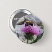 Badge Rond 5 Cm Bumblebee récoltant une fleur de chardon pourpre (Devant & derrière)