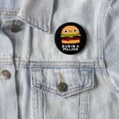 Badge Rond 5 Cm Bun Dans Un Million Drôle Burger Pun Dark BG (En situation)