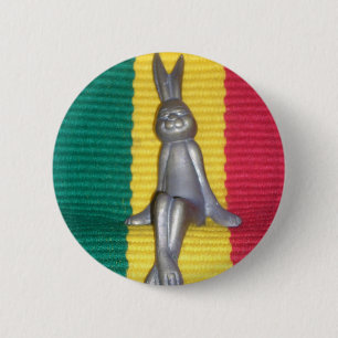 Badge Rond 5 Cm Bunny à Rasta Couleurs : Une touche de Super