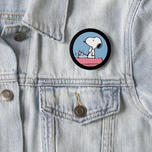 Badge Rond 5 Cm cacahuètes | Snoopy à la machine à écrire (En situation)