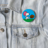 Badge Rond 5 Cm cacahuètes | Snoopy Football Kicker (En situation)