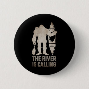 Badge Rond 5 Cm Cadeau Kayak Rivière Bigfoot Sasquatch Camping Can