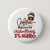 Badge Rond 5 Cm Café Parce Que L'Adulte Est Dur (Devant)