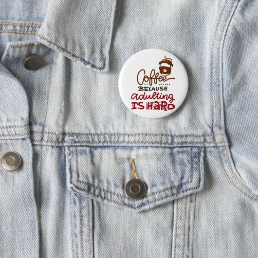 Badge Rond 5 Cm Café Parce Que L'Adulte Est Dur (En situation)