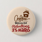 Badge Rond 5 Cm Café Parce Que L'Adulte Est Dur (Devant)