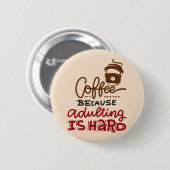 Badge Rond 5 Cm Café Parce Que L'Adulte Est Dur (Devant & derrière)