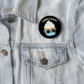 Badge Rond 5 Cm Cake It Easy Funky Cupcake Pun Dark BG (En situation)