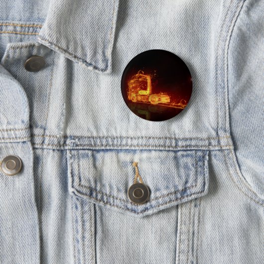 Badge Rond 5 Cm Camion feu rouge dans les flammes d'incendie (En situation)