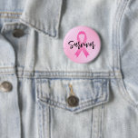 Badge Rond 5 Cm Cancer du sein rose survivant<br><div class="desc">Bouton "Survivor" pour cancer du sein avec des lettres en noir modernes personnalisées avec ruban rose symbolique et arrière - plan dégradé rose.</div>