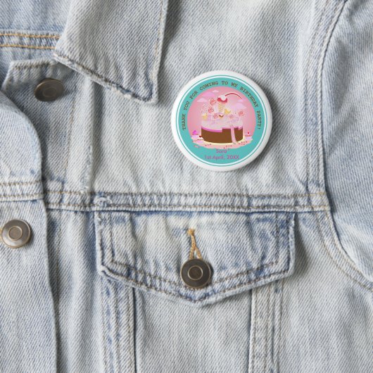 Badge Rond 5 Cm Candy and chocolate cake for birthday party (En situation)
