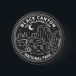 Badge Rond 5 Cm Canyon Noir Du Parc National De Gunnison<br><div class="desc">Design monoline Black Canyon. Le parc entoure une partie d'une gorge profonde aux parois abruptes taillée dans la roche précambrienne au bord de la rivière Gunnison. La faune comprend des cerfs mulets,  des wapitis et des aigles dorés.</div>